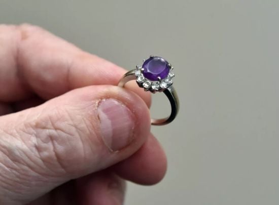 Ветеран розплакався, коли грабіжник повернув вкрадену каблучку його покійної нареченої (фото)