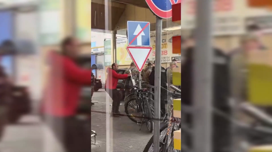 У Житомирі чоловік станцював перед працівниками ТЦК, які перевіряли документи (відео)