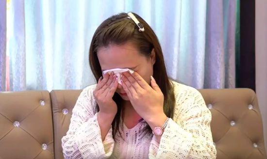 Близнючки, яких розлучили у пологовому, зустрілись вперше за 30 років і зробили прикре відкриття