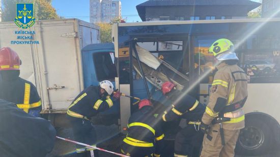 Моторошна ДТП у Києві: "Газель" влетіла у маршрутку з людьми, пасажири випадали з дверей (відео)