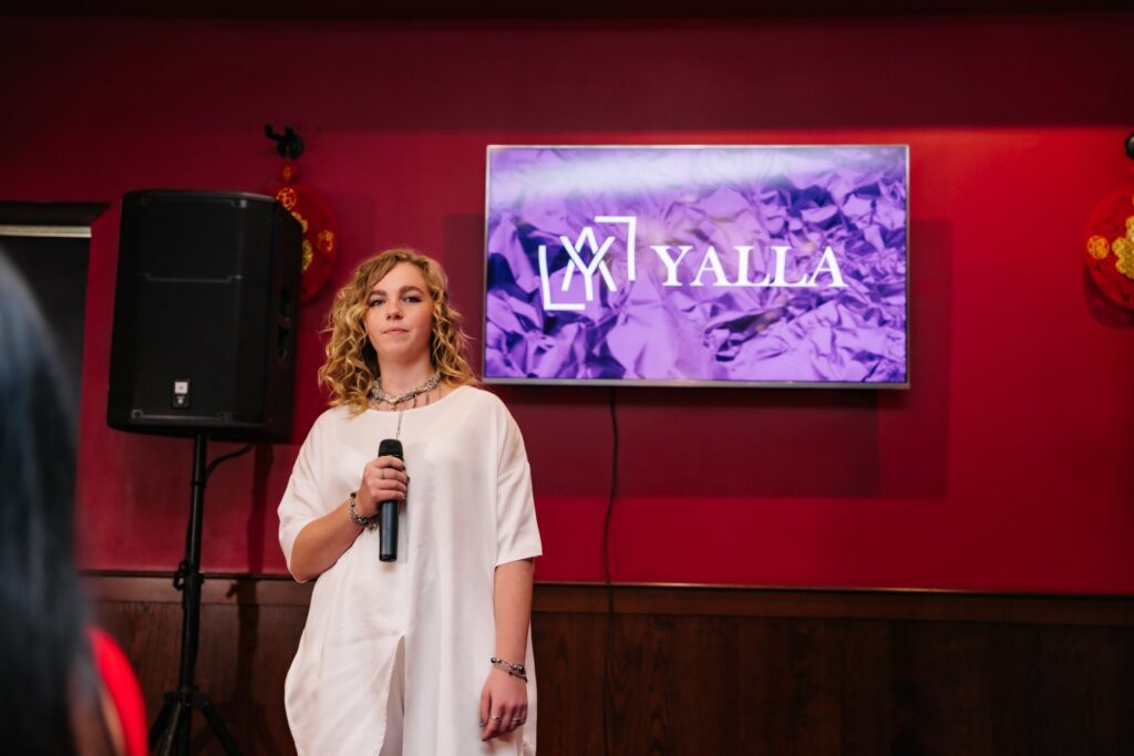 Юна співачка YALLA випустила новий хіт та розіграла круті подарунки від косметичного бренду DUSHKA Юна співачка YALLA випустила новий хіт та розіграла круті подарунки від косметичного бренду DUSHKA