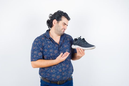 Чоловік таємно прокрадався до будинку сусідів, щоб понюхати їхнє взуття: чим це закінчилося