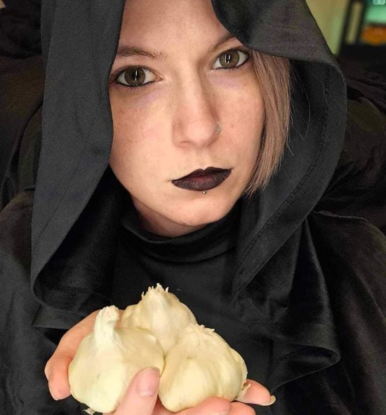 Хвороба вампірів: жінка може померти, якщо їстиме часник (фото)