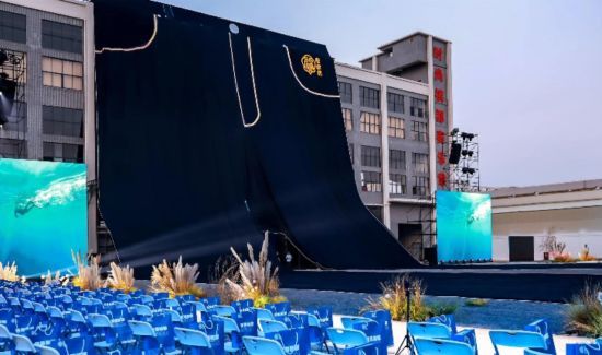 Найбільші у світі джинси: фото та довжина одягу, що вищий знакової європейської будівлі