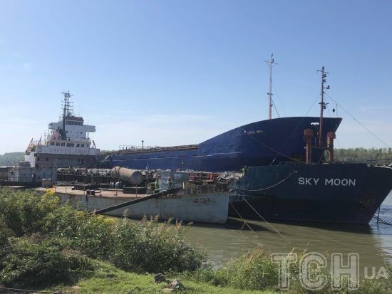 Арештоване турецьке судно відбуксирували до порту Рені: відео