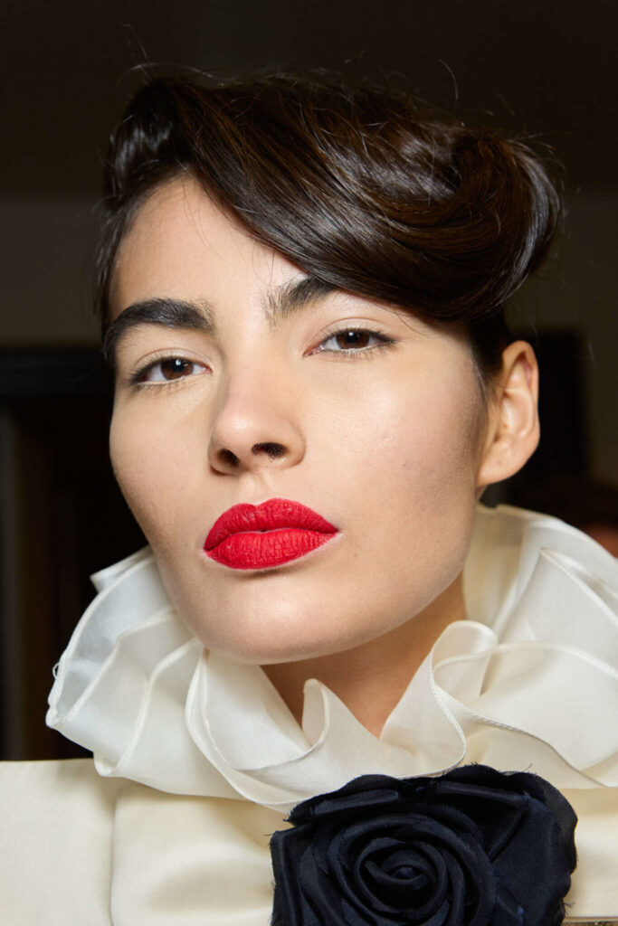 Червона помада й хвилясте волосся: головні б’юті-тренди осені 2024 Червона помада й хвилясте волосся: головні б’юті-тренди осені 2024