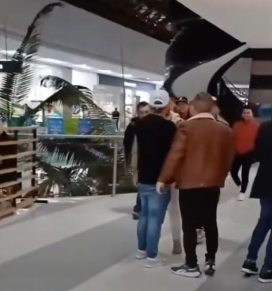 Відомі співаки-конкуренти побилися в торговому центрі – відео