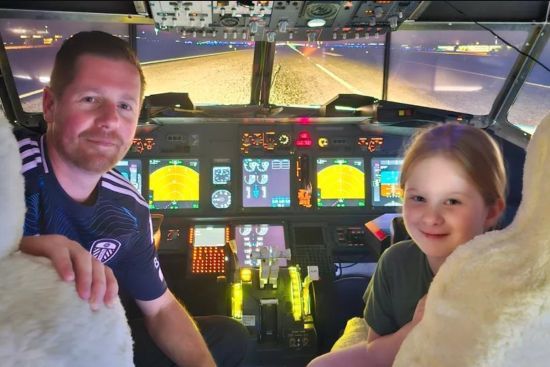 Чоловік, якого назвали "дурним" для професії пілота, побудував вдома копію Boeing 737 і "літає"