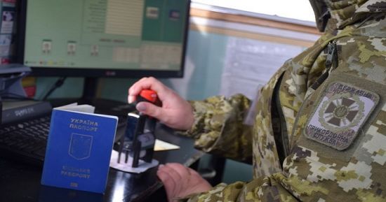 Виїзд за кордон під час воєнного стану: юристи розказали, хто з чоловіків має на це право Виїзд за кордон під час воєнного стану: юристи розказали, хто з чоловіків має на це право