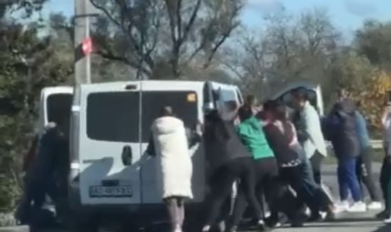 На Закарпатті розлючені жінки накинулися на ТЦК (відео)