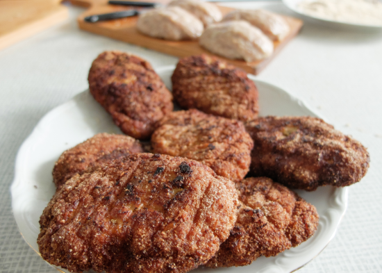 Додайте до панірувальних сухарів один продукт — котлети вийдуть ще смачнішими і з хрумкою скоринкою