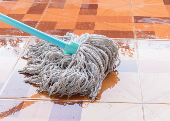 Додайте у воду всього лише два інгредієнти – і ви більше не побачите розводів на підлозі після миття Додайте у воду всього лише два інгредієнти – і ви більше не побачите розводів на підлозі після миття