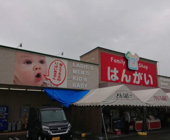 Літня спека перетворила милу вивіску магазину на жахіття – фото