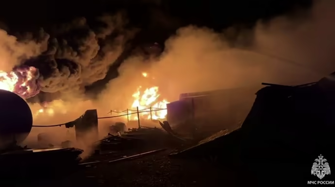 У Пермському краї РФ вирує пожежа на базі зі зберігання нафтопродуктів У Пермському краї РФ вирує пожежа на базі зі зберігання нафтопродуктів