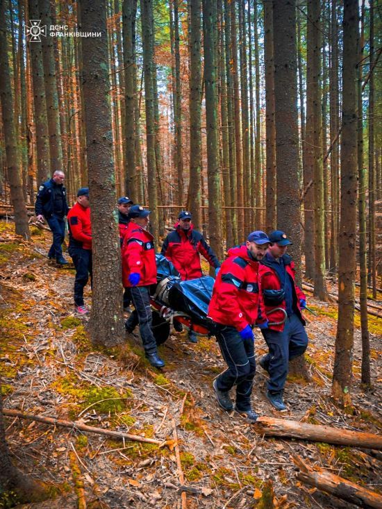 На Прикарпатті грибники заблукали в лісі, одного знайшли мертвим (фото) На Прикарпатті грибники заблукали в лісі, одного знайшли мертвим (фото)