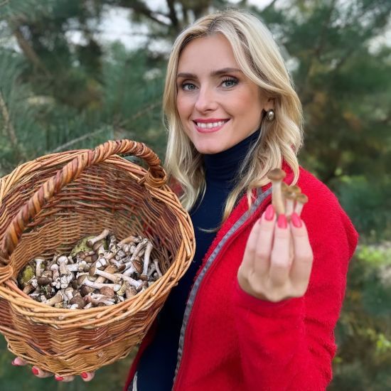 Ірина Федишин показалася з мамою, на яку схожа як дві краплі води, і похизувалася врожаєм грибів