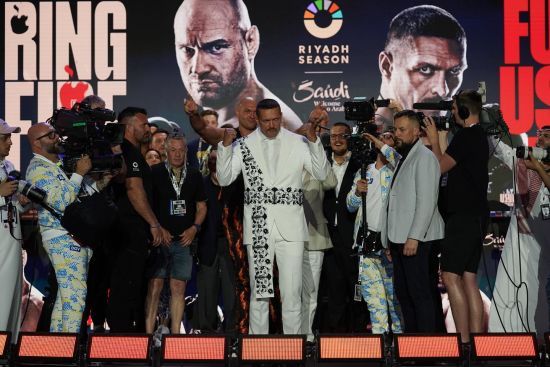 Усик в образі "Хітмена" прийшов на пресконференцію перед реваншем з Ф'юрі та звернувся до британця