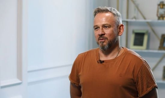 Відомий співак шокував, як йому встановили імпланти в шию: "Після операції боюся чхнути"