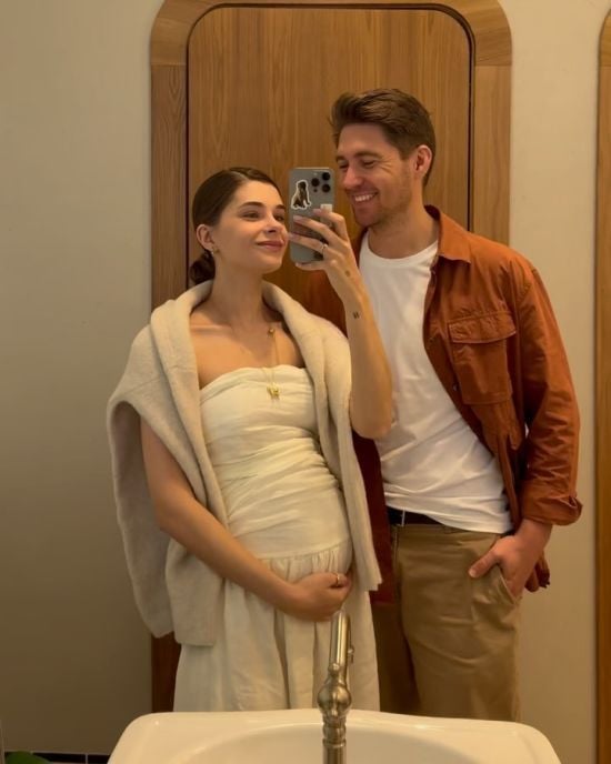 Дружина Остапчука показалася з ним біля РАЦСу й заінтригувала змінами в паспорті: "Вова вмовив"