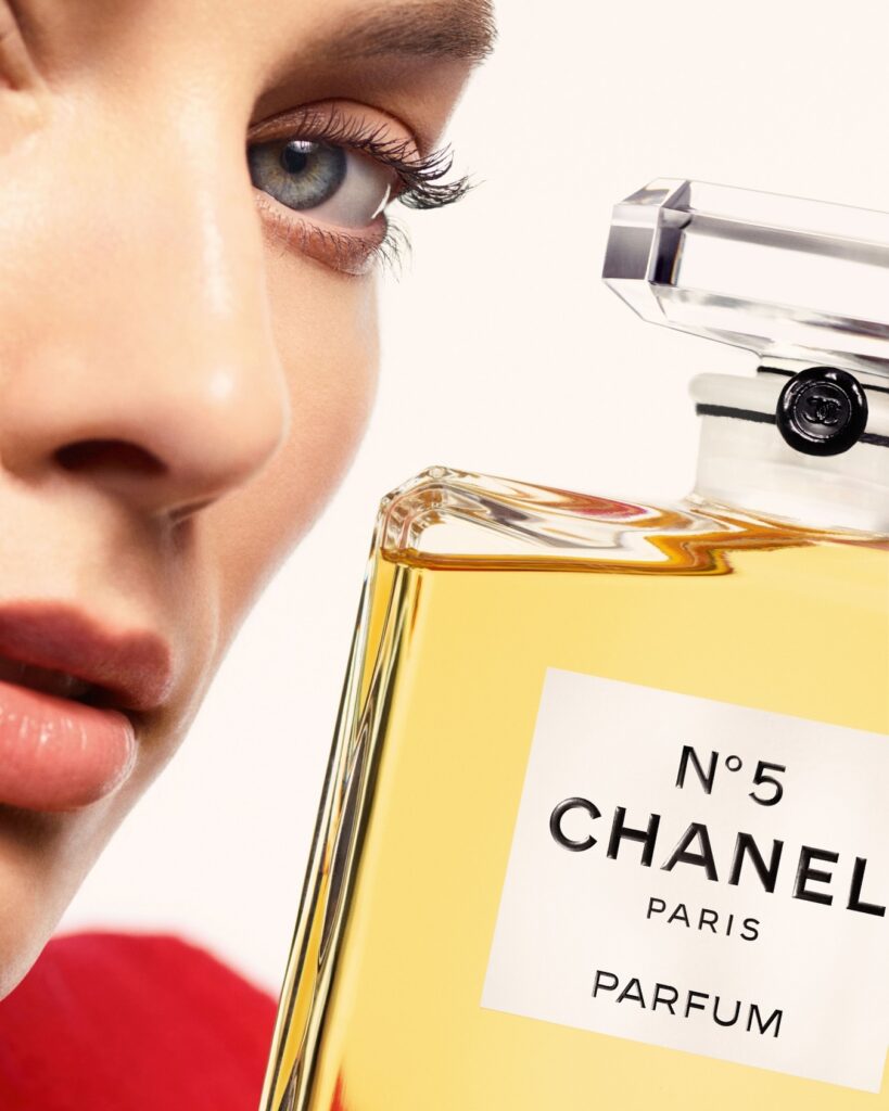 Марго Роббі та Джейкоб Елорді в рекламі парфумів Chanel №5
