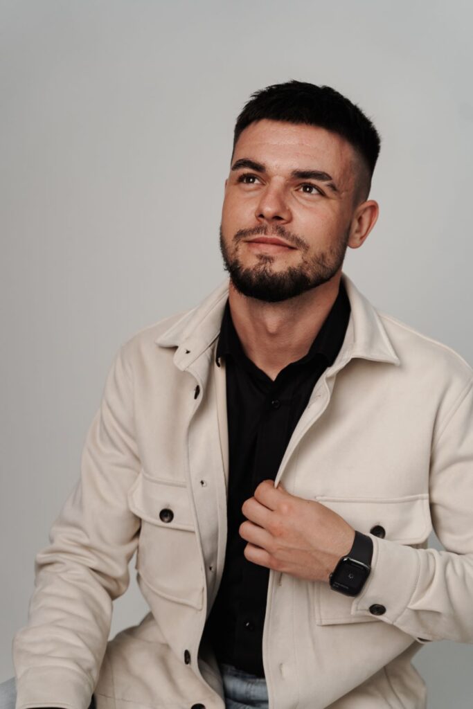 Український співак презентував пісню для закоханих пар, які розлучені війною