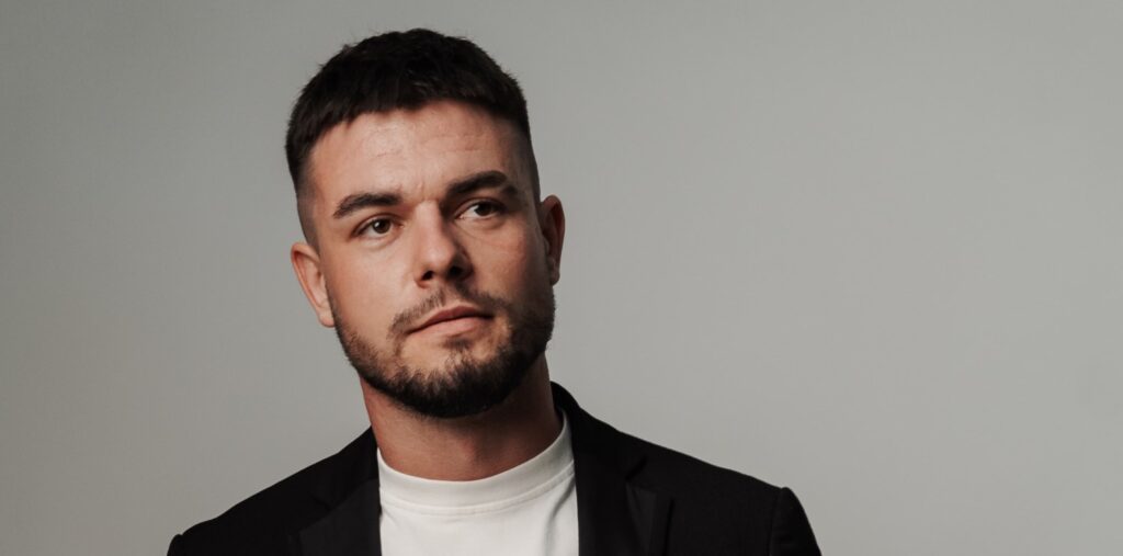 Український співак презентував пісню для закоханих пар, які розлучені війною