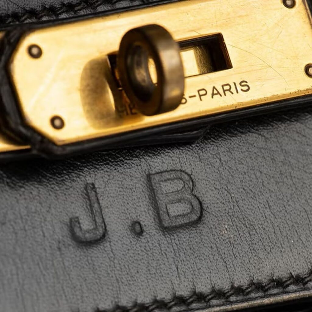 Сумку Birkin, яка належала Джейн Біркін, показують на виставці у Парижі