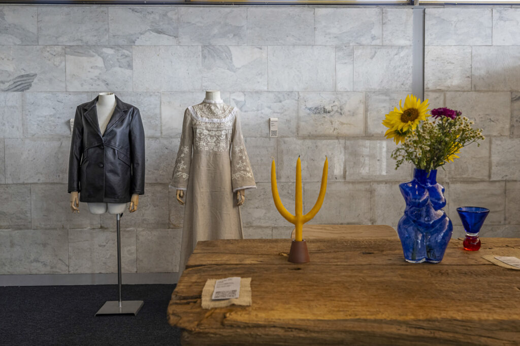 Культові предмети інтер’єру українських бредів в одній інсталяції