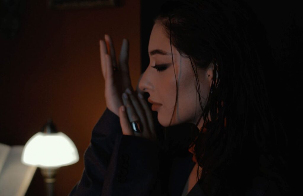 Українська співачка NANAVA випустила дуже відверту пісню «Години плачуть» і показала як потрапити в минуле у своїх новій відео роботі Українська співачка NANAVA випустила дуже відверту пісню «Години плачуть» і показала як потрапити в минуле у своїх новій відео роботі