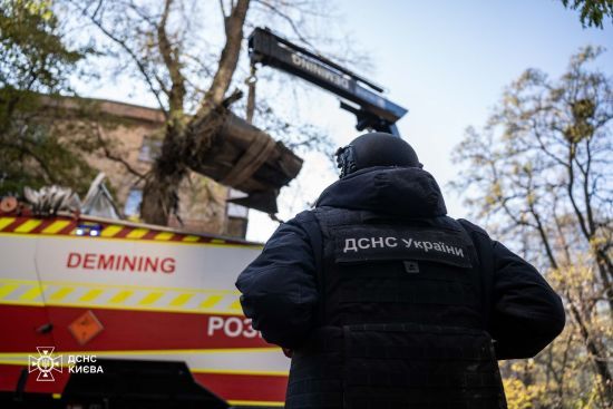 У Києві з будинку на Печерську вилучили частину російської ракети (фото)