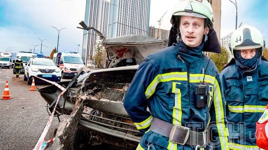 Моторошна ДТП у Києві: автобус протаранив декілька авто і вилетів на людей, є жертви (відео)