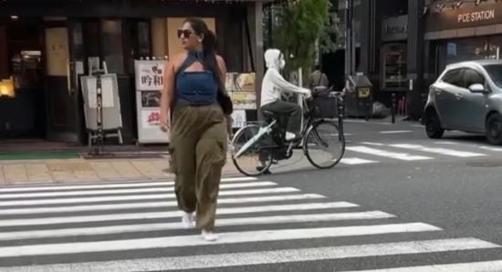 Блогерка прогулялася японськими вулицями у білих шкарпетках і була шокована результатом – фото