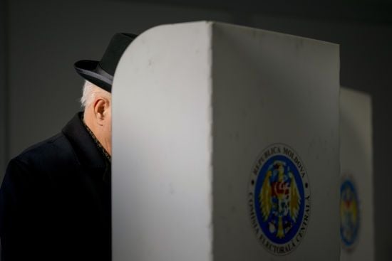 Росія втручається у вибори президента Молдови через провокації за кордоном — Reuters