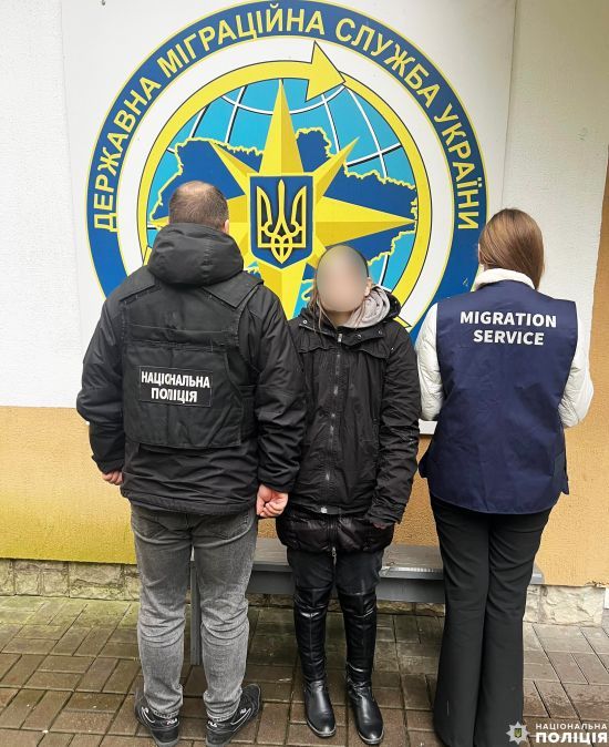 Рівненські поліцейські видворили з України 25-річну громадянку РФ