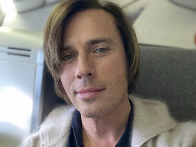 Майка-алкоголічка, подерті шорти і сандалії, одягнені на шкарпетки. Галкін показав, який вигляд мав у 90-ті роки