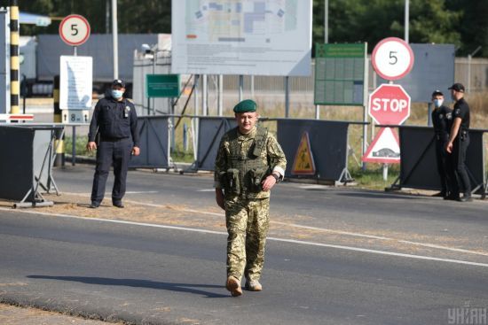Один з пунктів пропуску на кордоні тимчасово припинить роботу: що відомо