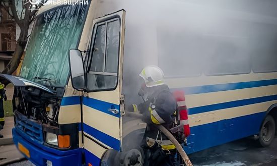 На Львівщині під час руху загорівся міжміський автобус: відео