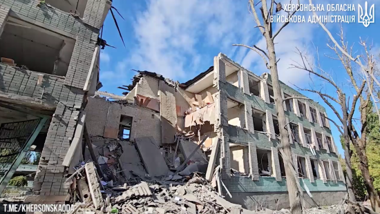 Росіяни просто зараз масовано атакують Херсон дронами: влада звернулася до містян