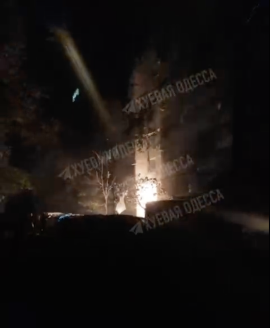 В Одесі унаслідок атаки пошкоджене скло у багатоповерхівці та авто - соцмережі