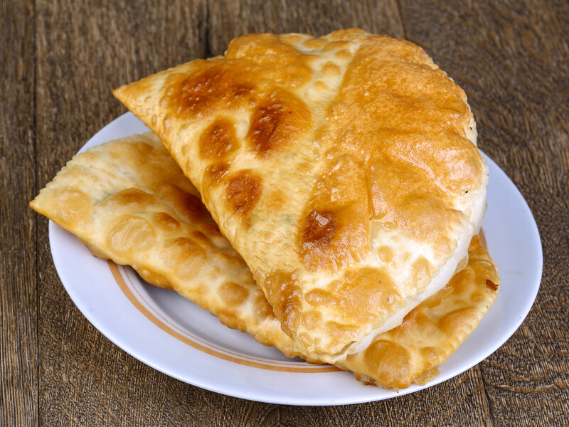 За цим рецептом чебуреки будуть соковитими і хрумкими. Названо два важливі інгредієнти За цим рецептом чебуреки будуть соковитими і хрумкими. Названо два важливі інгредієнти