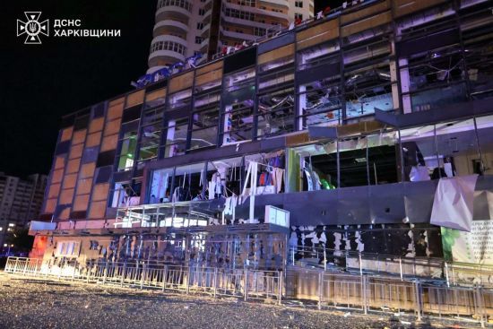 У ДСНС показали наслідки удару авіабомби біля супермаркету в Шевченківському районі Харкова (фото)