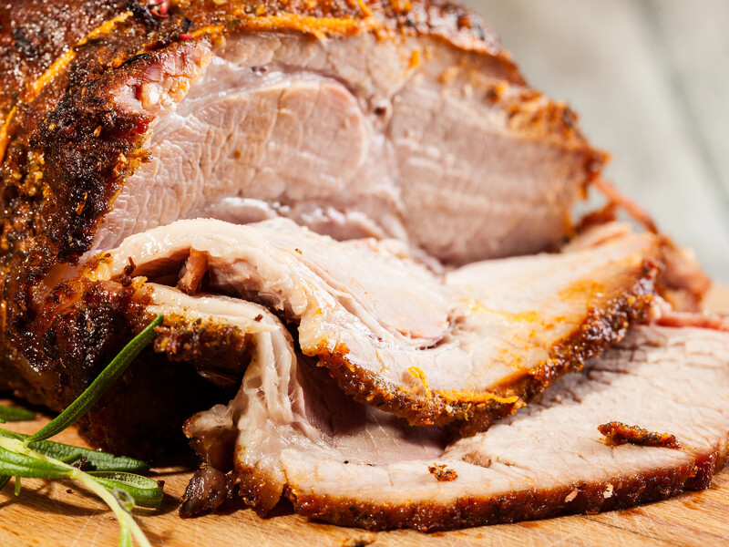 Запечена свиняча вирізка в ароматному маслі з травами – дізнайтеся, скільки її готувати