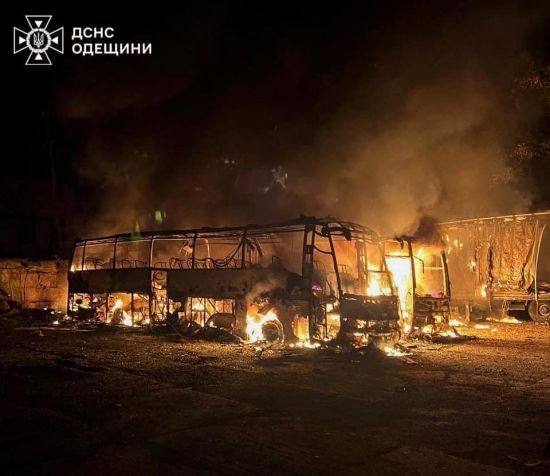 Росіяни вгатили по житловому будинку в Одесі: є загиблі