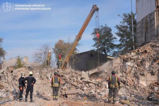 Жахливий обстріл Запоріжжя: поліція показала перші хвилини після удару РФ (відео)