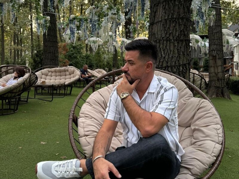 47-річний Налчаджиоглу засвітився на вечірці у компанії нової дівчини. Фото