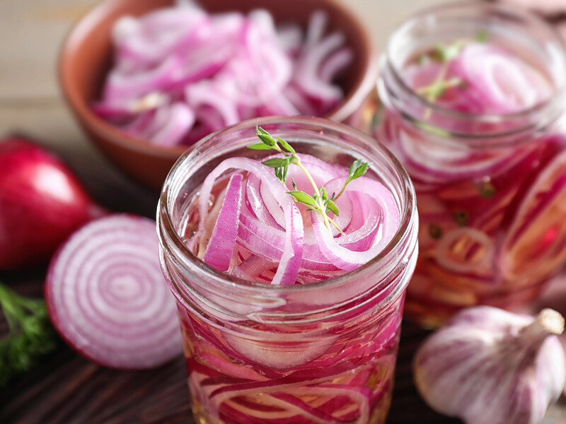 Маринована цибуля за 30 хвилин – добавте інгредієнт,який прикрасить смак будь-якої страви