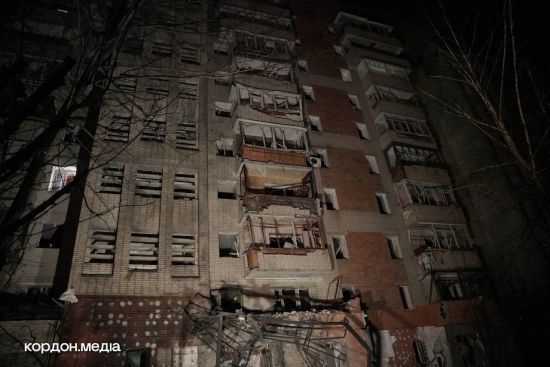 Російський дрон влучив у багатоповерхівку в Сумах: фото наслідків