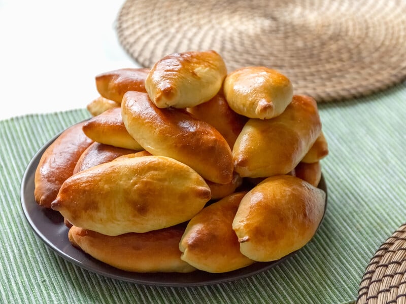 "Без сметани, яєць, молока, але суперпух". Простий рецепт м'якого тіста для пиріжків