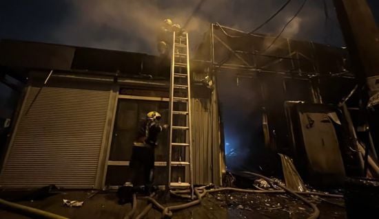 На київському ринку "Десна" спалахнула пожежа: є постраждалі