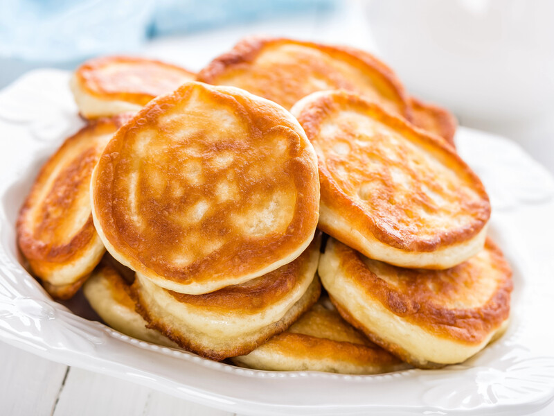 Додайте це до борошна – й оладки будуть пишними й смачними. Рецепт тіста на молоці